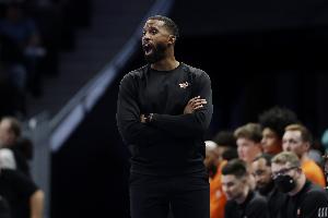 4连胜!黄蜂主帅:比赛最后阶段大家都很拼 每个人都很重视 配图