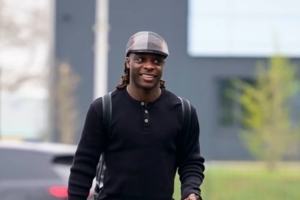 多库分享动态，谢尔基调侃：你从教练那里拿了贝雷帽吗？ 配图