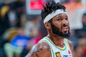 媒体人:杰曼因不擅长和内线挡拆 导致缺少球权 明显打得很不自在 配图