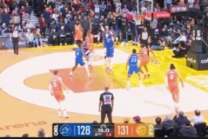 一锤定音！多诺万·米切尔高难度抛投得手 率队获得5分优势 配图