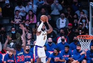 马克西：斯图尔特是绿巨人浩克 敢去追打詹姆斯的人都是浩克 配图