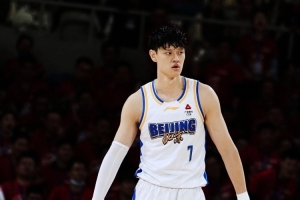 媒体人：雷蒙因伤休息一周 曾凡博还是膝盖的问题&近期不会打 配图