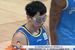 周琦上罚球线~字幕：近3场34罚12中 上一场8罚0中 媒体人绷不住了 配图