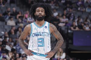 正负值+22!科比·怀特半场9中6砍下17分 三分6中4 配图