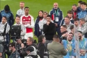 谢尔基领完奖牌后，在失落的阿森纳球员前面自拍 配图