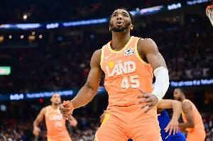 米切尔:对提升防守很有信心 我们这17人责无旁贷 配图