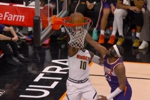 生猛！小哈达威外线开火三分命中 随后反击隔扣打2+1 配图