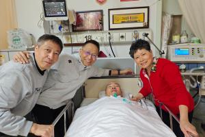 点赞!詹俊探望患病利物浦球迷:只要都保持健康,好日子就在前面 配图