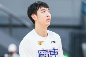 媒体人：广东可以考虑签回张明池 外援就能直接找后卫了 配图