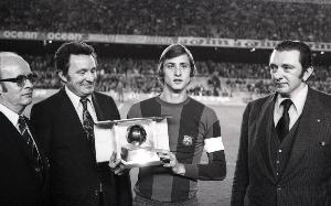 记者：皇马曾想签克鲁伊夫，但既无法匹配要价也未能说服球员 配图