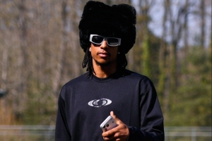 全身约2530欧!24岁奥利塞另类穿搭米奇皮草帽+银墨镜…引领潮流 配图