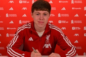 利物浦官方:18岁中场乔·厄普顿签下首份职业合同 配图