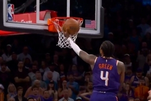 针锋相对！杰伦·格林强攻追平 随后穆雷和布克单打各自跳投命中 配图