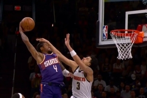 可惜！杰伦·格林腾空暴起 战斧隔扣斯特劳瑟被犯规破坏 配图