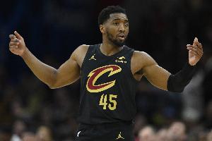 米切尔:赛季初我们在尝试不同防守 相信最后阶段能提升 配图