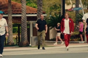 老队友！卡塞米罗在美国与莫德里奇见面，赠送魔笛巴西球衣 配图