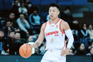 媒体人:综合数据&球队成绩 今年的MVP大概就是贺希宁胡金秋之争 配图