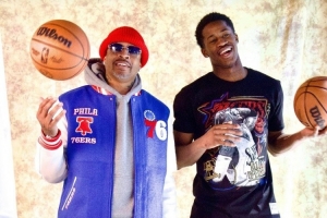 大佬回来了！艾弗森与训练中的76人球员寒暄 与埃奇库姆拍宣传照 配图