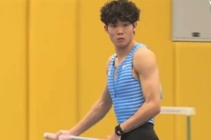 全国男子撑竿跳高决赛：李晨洋跃过5.86米，刷新全国纪录 配图