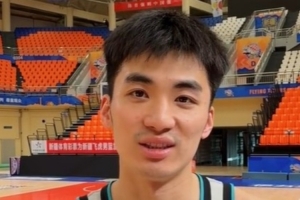 于德豪：祝在新疆的朋友新年快乐 大家开开心心打球 永远是一家人 配图