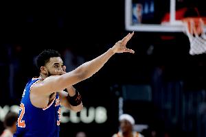 迈克·布朗:我们为唐斯新增了单打和背身战术 希望进攻更简洁 配图