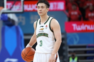 沈阳日报：辽宁男篮下滑至第九位 季后赛席位竞争压力加剧 配图