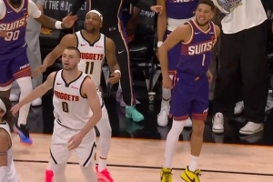 功亏一篑！布克晃开防守 空位三分绝杀不中 配图