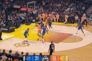 招牌动作！哈登单挑班凯罗 连续运球左手突击过掉防守上篮打中 配图