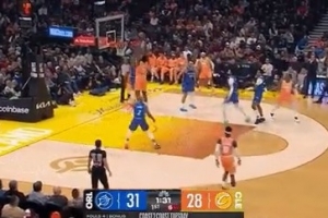 泰山压顶！米切尔送抛传 托布起飞力压贝恩双手空接隔扣 配图