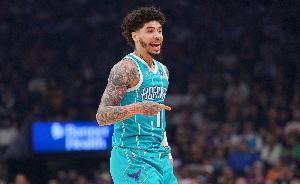 今天打得很稳！三球半场三分7中4砍14分5板4助 三分追平队史第二 配图