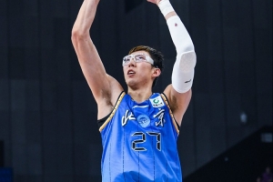 点赞！周琦罚球破冰后6罚全中&末节攻防强硬 全场贡献12分9板2帽 配图