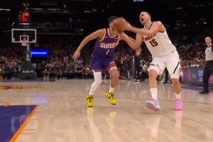 驾轻就熟！约基奇持球强攻 对抗防守骗到犯规两罚中一 配图