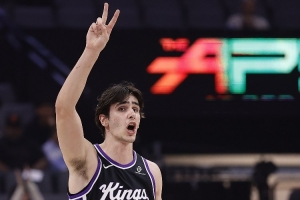 文班同胞!42号秀雷诺最近4场场均25分7.5板1.8助 三分命中率50% 配图