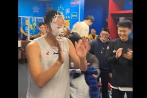 保留节目！北京队赛后为翟晓川庆生 无悬念被摁头吃蛋糕了 配图