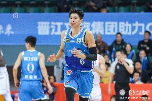 打光最后一颗子弹！邹阳最后9秒砍下7分 全场拿到17分5板 配图