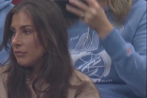 赔我！出界球精准砸翻了场边球迷的啤酒 球迷一脸的不开心啊 配图