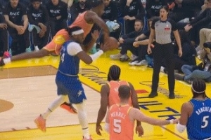 得注意啊！莫布里开场3分钟被吹2次犯规 仍留在场上 配图