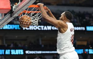 效率爆表!莫布里8投全中得到19分9篮板6助攻1盖帽 配图