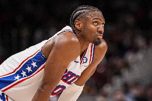 马克西：韦德是我最喜欢的球员 妈妈曾把旧韦德球鞋装进玻璃柜 配图