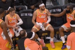 圆桌会？暂停期间 骑士众将积极讨论比赛 配图