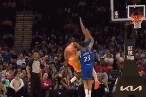 神鬼莫测！哈登突破吸引防守 写意背传助攻斯特鲁斯三分命中 配图