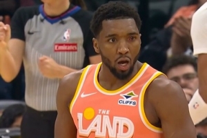 真杀红眼了！米切尔第三节7中6高效砍下16分1篮板 配图