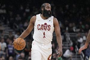 状态不错!哈登首节频频单打得手 4中3贡献10分&罚球4中4 配图