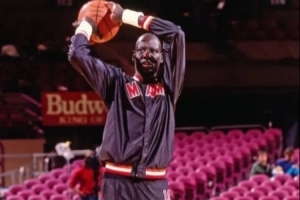 “你长这么高，就应该去投三分” 配图