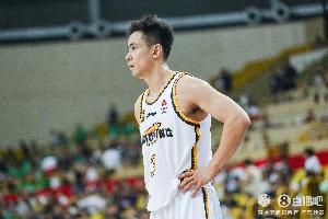 手是真凉！赵继伟半场8投仅1中得3分3助1断 其中三分4中1 配图