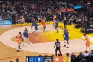 哈哈哈笑死！比塔泽无奈背手防守 但哈登控运突破时还是造成犯规 配图