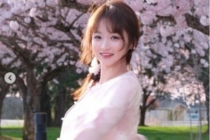 人若桃花！杨瀚森女友更新社媒晒踏春照 小杨点赞 配图