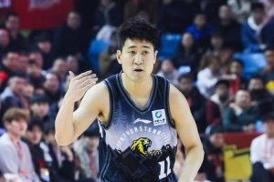 后场双枪！姜伟泽和摩尔半场合计12中8砍25分 三分合计7中5 配图