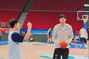 帮助队友！今天上午的踩场训练中赵睿指导周琦练习罚球 配图