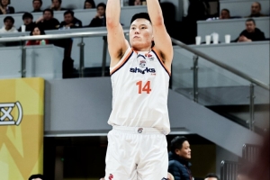 李弘权:山西的转换很强 我们在防守端限制了他们 进攻也在节奏上 配图